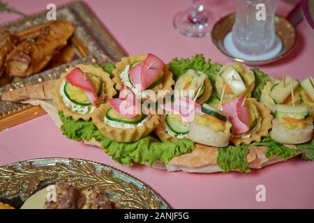 Diverse specie di crostino per un buffet self-service . crostino con Cucumber Slice, pâté di salmone e caviale rosso per festività xmas snack . Foto Stock