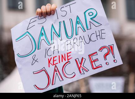 Mainz, Germania. Xvii gen, 2020. Un partecipante demo contiene un poster sulla Gutenbergplatz con la dichiarazione "è gennaio e non ho bisogno di una camicia'. Il venerdì per il futuro la Germania ha chiamato per tutto il territorio nazionale su larga scala di dimostrazione nel capitale della Renania Palatinato. Al rally di gruppi locali da cinque stati federali, migliaia di partecipanti chiedono più protezione del clima sotto il motto: "L'OROLOGIO SCANDISCE IL TEMPO". Credito: Andreas Arnold/dpa/Alamy Live News Foto Stock