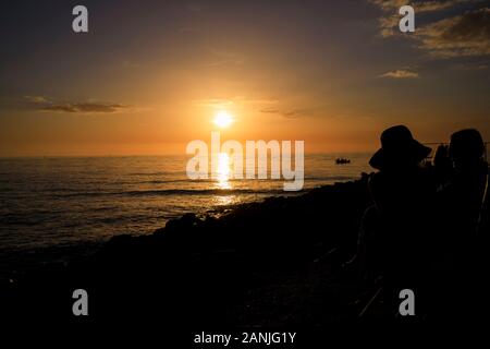 Tramonto al pass-a-Grille Beach, Florida. La temperatura è aumentata nella 80's impostazione vicino ad alta record per questo tempo di anno in Florida. Foto Stock