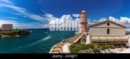 Vista panoramica del Vieux Port, porto vecchio di Marsiglia con il Fort Saint-Jean e ex torre faro, Marsiglia Provenza, il sud della Francia Foto Stock