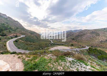 Strada tortuosa su Sierra de La Muela, Cabo Tiñoso y Roldán zona di montagna guardando verso il basso e verso la Costa Calida, Spagna UE. Verso La Azohia, Los Madriles Foto Stock