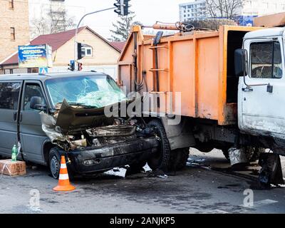 Un minivan delle forze armate dell'Ucraina ha avuto un incidente in una delle vie centrali di Boryspil, un sobborgo di Kiev. Due soldati della macchina sono stati ricoverati in ospedale. Foto Stock