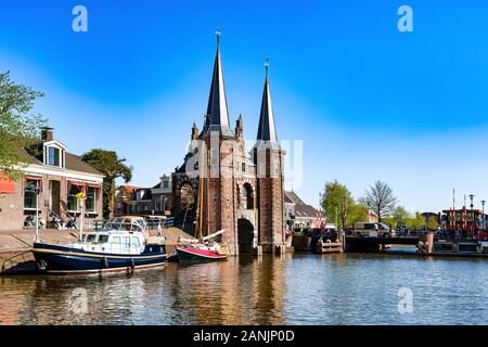 Il porto e le barche in Sneek, Sneek è il villaggio principale nella storia di vela in Paesi Bassi Foto Stock