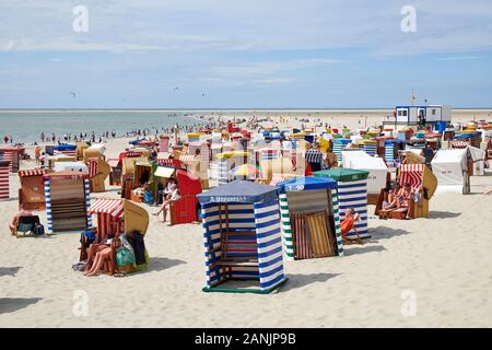 A strisce colorate beach tende a North Beach sull'isola Borkum Foto Stock