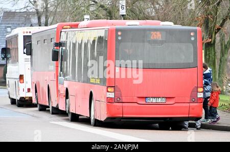 Heide, Germania. 08 gen, 2020. Gli autobus del provider 'Dithmarschenbus' fermata ad una fermata di autobus. In Dithmarschen gli autobus pubblici possono essere utilizzati gratuitamente durante le prime due settimane dell'anno. L offerta è valida nel quartiere fino al 12 Gennaio compreso. Tuttavia essa è valida solo per gli autobus del trasporto pubblico in Dithmarschen, il treno e gli autobus cittadino devono essere pagati normalmente. Credito: Carsten Rehder/dpa/Alamy Live News Foto Stock