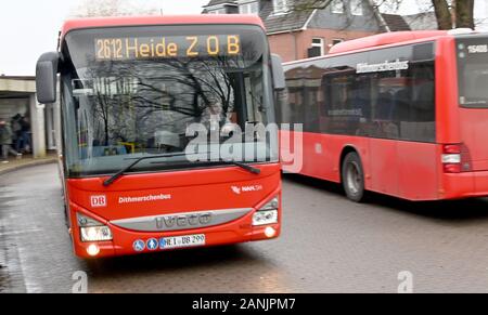 Heide, Germania. 08 gen, 2020. Gli autobus del provider 'Dithmarschenbus' fermata ad una fermata di autobus. In Dithmarschen gli autobus pubblici possono essere utilizzati gratuitamente durante le prime due settimane dell'anno. L offerta è valida nel quartiere fino al 12 Gennaio compreso. Tuttavia essa è valida solo per gli autobus del trasporto pubblico in Dithmarschen, il treno e gli autobus cittadino devono essere pagati normalmente. Credito: Carsten Rehder/dpa/Alamy Live News Foto Stock