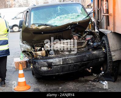 Un minivan delle forze armate dell'Ucraina ha avuto un incidente su una delle vie centrali di Boryspil, un sobborgo di Kiev. Due soldati della macchina sono stati ricoverati in ospedale. Foto Stock