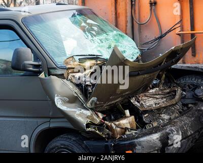 Un minivan delle forze armate dell'Ucraina ha avuto un incidente su una delle vie centrali di Boryspil, un sobborgo di Kiev. Due soldati della macchina sono stati ricoverati in ospedale. Foto Stock