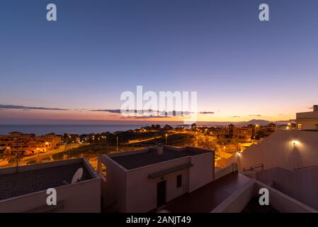 La vista del Mediterraneo da un immobile in affitto in Isla Plana, Murcia, Costa Calida, Spagna, Europa. Vista in direzione di Puerto de Mazarron al tramonto Foto Stock