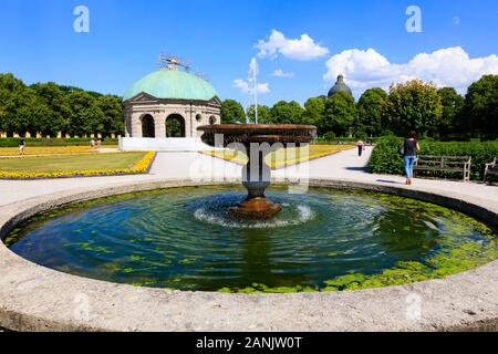 Tempio di Diana, Dianatempel, e fontana, Englischer Garten Monaco di Baviera, Germania Foto Stock