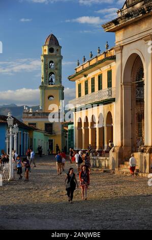 Trinidad,Plaza Major. La Iglesia Parroquial, Convento de San Francisco, Plaza Mayor, Trinidad Foto Stock