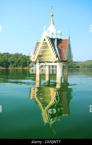 Torre Campanaria di Wat Wang Wirekaram (vecchio) essendo la città sottomarina dopo la diga fu costruita, Sangkhlaburi distretto, Thailandia Foto Stock