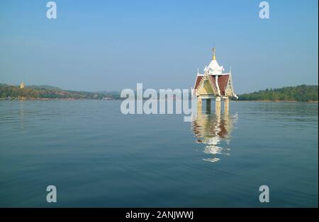 Paesaggio di Sangkhlaburi distretto della Thailandia con il campanile della ex Wat Wang Wirekaram tempio, parte della città sottomarina Foto Stock