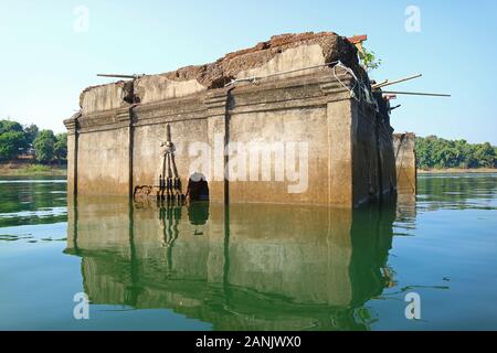 Struttura di ex Wat Wang Wirekaram tempio, essendo parte della città sottomarina dopo la diga fu costruita, Sangkhlaburi, Thailandia Foto Stock