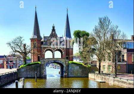 Il porto e le barche in Sneek, Sneek è il villaggio principale nella storia di vela in Paesi Bassi Foto Stock