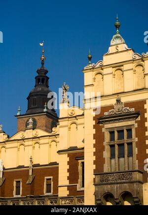 Panno Hall ( Sukiennice ) e il Municipio, Torre Ratusz ( ) nella piazza principale del mercato ( Rynek Glowny ) Città Vecchia Cracovia Polonia Foto Stock