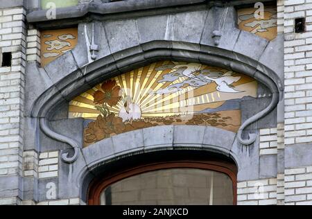 Art Nouveau muratura in pietra e opera su un edificio di Bruxelles. Foto Stock