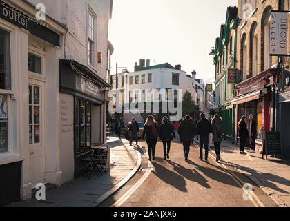 Canterbury, Regno Unito - 29 novembre 2019 un gruppo di persone a piedi verso il basso Palace street casting ombre su per la strada. Foto Stock