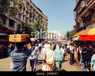 MUMBAI, India - 9 Aprile 2019: Molta gente indiana nella strada del mercato. Folla Foto Stock