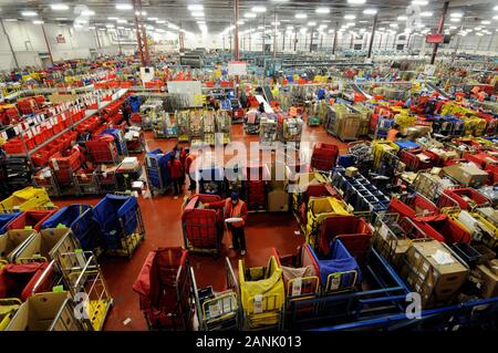 Il Royal Mail ufficio di smistamento a Gatwick movimentazione 6 milioni di lettere al giorno durante la settimana prima di Natale nel 2008. Foto Stock