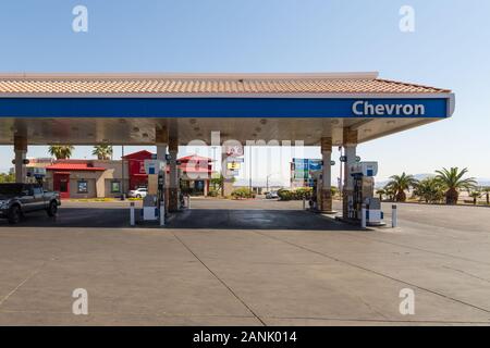 Las Vegas, Nevada, Stati Uniti d'America - 02 Giugno 2015: Chevron stazione di gas nell'area suburbana. Aeroporto di sfondo. Foto Stock