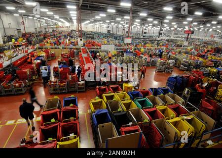 Il Royal Mail ufficio di smistamento a Gatwick movimentazione 6 milioni di lettere al giorno durante la settimana prima di Natale nel 2008. Foto Stock