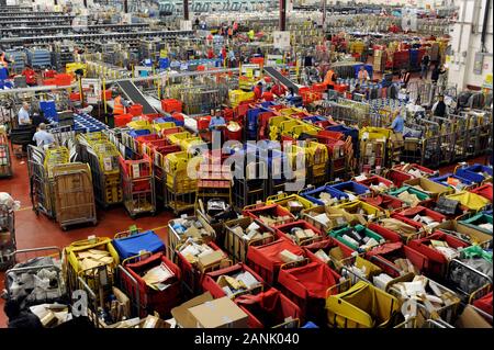 Il Royal Mail ufficio di smistamento a Gatwick movimentazione 6 milioni di lettere al giorno durante la settimana prima di Natale nel 2008. Foto Stock