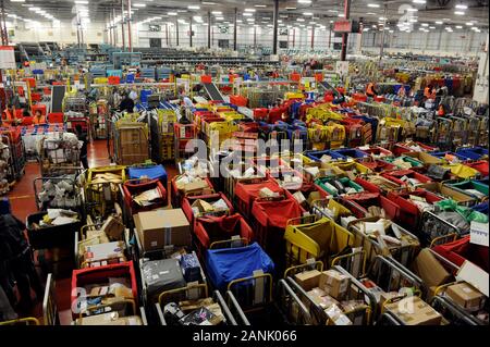 Il Royal Mail ufficio di smistamento a Gatwick movimentazione 6 milioni di lettere al giorno durante la settimana prima di Natale nel 2008. Foto Stock