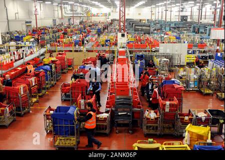 Il Royal Mail ufficio di smistamento a Gatwick movimentazione 6 milioni di lettere al giorno durante la settimana prima di Natale nel 2008. Foto Stock