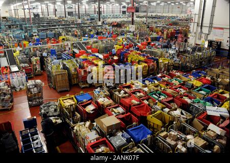 Il Royal Mail ufficio di smistamento a Gatwick movimentazione 6 milioni di lettere al giorno durante la settimana prima di Natale nel 2008. Foto Stock