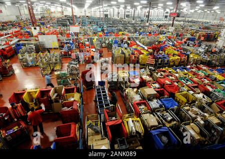 Il Royal Mail ufficio di smistamento a Gatwick movimentazione 6 milioni di lettere al giorno durante la settimana prima di Natale nel 2008. Foto Stock