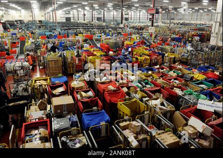 Il Royal Mail ufficio di smistamento a Gatwick movimentazione 6 milioni di lettere al giorno durante la settimana prima di Natale nel 2008. Foto Stock