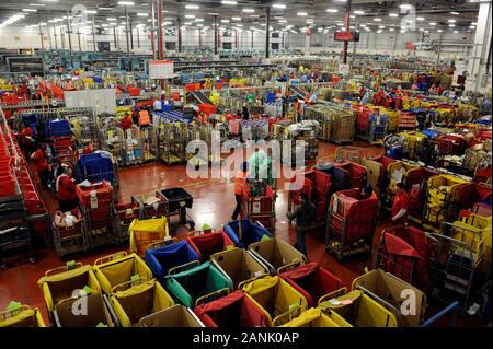 Il Royal Mail ufficio di smistamento a Gatwick movimentazione 6 milioni di lettere al giorno durante la settimana prima di Natale nel 2008. Foto Stock