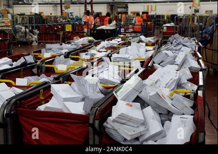 Il Royal Mail ufficio di smistamento a Gatwick movimentazione 6 milioni di lettere al giorno durante la settimana prima di Natale nel 2008. Foto Stock