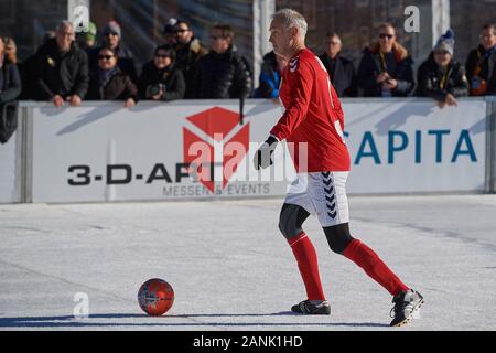 Arosa, Schweiz, 17. Gennaio 2020. Marco Zwyssig bei der inoffiziellen Schneefussball Weltmeisterschaft Ice Snow Football 2020 a Arosa. Foto Stock