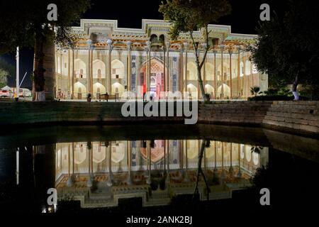 Night Shot di colonne illuminato del bolo Hovuz moschea o Bolo Hauz moschea, Bukhara, Uzbekistan in Asia centrale Foto Stock