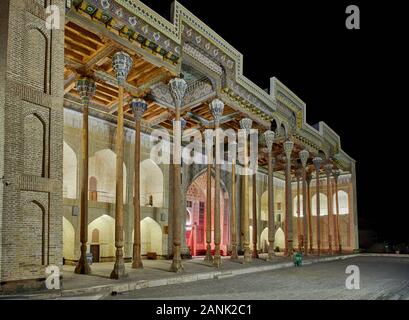 Night Shot di colonne illuminato del bolo Hovuz moschea o Bolo Hauz moschea, Bukhara, Uzbekistan in Asia centrale Foto Stock