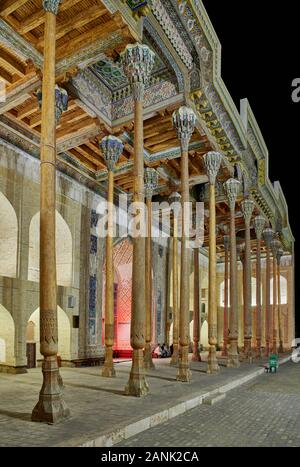 Night Shot di colonne illuminato del bolo Hovuz moschea o Bolo Hauz moschea, Bukhara, Uzbekistan in Asia centrale Foto Stock