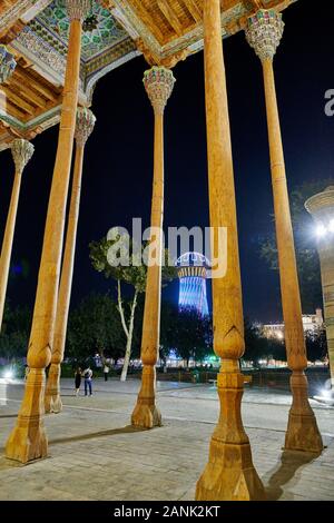 Night Shot di colonne illuminato del bolo Hovuz moschea o Bolo Hauz moschea, Bukhara, Uzbekistan in Asia centrale Foto Stock