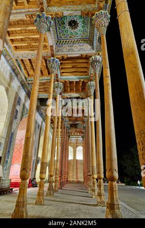 Night Shot di colonne illuminato del bolo Hovuz moschea o Bolo Hauz moschea, Bukhara, Uzbekistan in Asia centrale Foto Stock