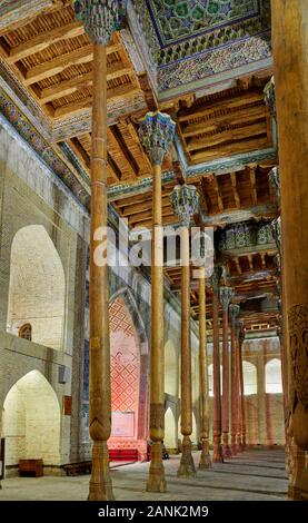 Night Shot di colonne illuminato del bolo Hovuz moschea o Bolo Hauz moschea, Bukhara, Uzbekistan in Asia centrale Foto Stock