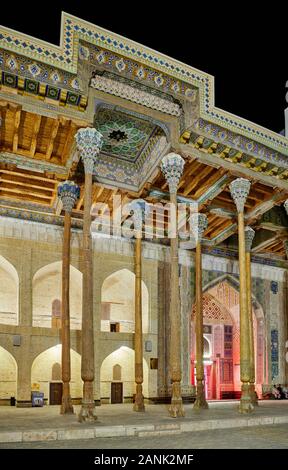 Night Shot di colonne illuminato del bolo Hovuz moschea o Bolo Hauz moschea, Bukhara, Uzbekistan in Asia centrale Foto Stock