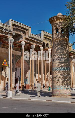 Colonne di Bolo Hovuz moschea o Bolo Hauz moschea, Bukhara, Uzbekistan in Asia centrale Foto Stock
