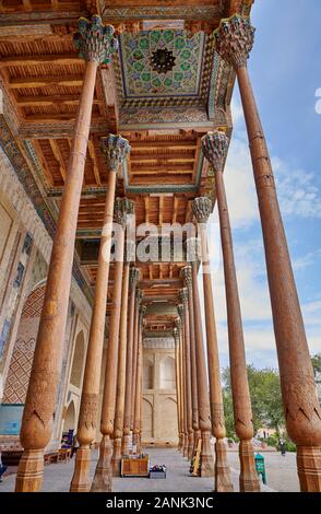 Soffitto del bolo Hovuz moschea o Bolo Hauz moschea, Bukhara, Uzbekistan in Asia centrale Foto Stock