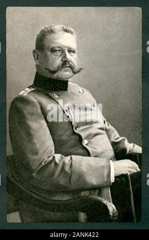 Europa, Deutschland, Paul von Beneckendorff und von Hindenburg ( Paul von Hindenburg ) , deutscher Generalfeldmarschall und Reichspräsident , nach einer Aufnahme von Robert Fendius, Königlicher Hof- und Kammerphotograph, Magdeburgo, Postkarte, verschickt am 02. 05. 1915 . / Europa , Germania, Paul von Beneckendorff und von Hindenburg ( Paul von Hindenburg ) , Tedesco maresciallo di campo e Presidente del Reich tedesco, la fotografia di Robert Fendius, Royal fotografo, Magdeburgo, cartolina, Inviato 02. 05. 1915 . Foto Stock