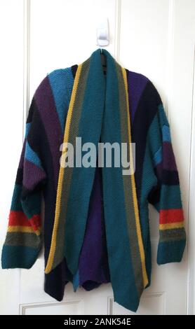 Lana Multi-Colored Cardigan con abbinamento sciarpa Foto Stock