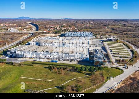 KANFANAR, Croazia - 12 gennaio 2020: Veduta aerea della moderna British American Tobacco fabbrica in Kanfanar, Istria, Croazia Foto Stock