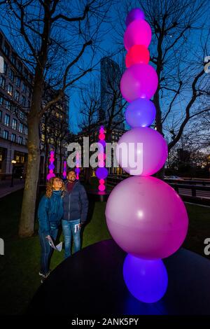 Canary Wharf, Londra, Regno Unito. 17 gen 2020. Shish-ka-boa da Angus Muir Design - Luci invernali ritorna per un sesto anno a Canary Wharf con oltre 25 impianti. Esso vetrine luce arte e installazioni interattive da alcuni dei più innovativi artisti di tutto il mondo lavorano in luce arte oggi. Credito: Guy Bell/Alamy Live News Foto Stock