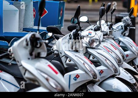 London, England, Regno Unito - 31 dicembre 2019: fila di scooter di Domino Pizza ristorante - immagine Foto Stock