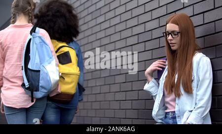 Solitario adolescente femmina parete pendente, nuovo collegio regolazione, mancanza di amici Foto Stock